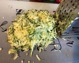 Une image de l'étape 2 de Salade de tomates, courgette, olives, feta et persil.