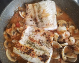 Foto del paso 3 de la receta: Lomos de merluza con salsa marinera