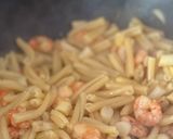 Une image de l'étape 2 de Casarecce, asperges citronnées et crevettes rôties.