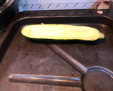 Foto del paso 2 de la receta: Calabacines rellenos con gratinado de queso de oveja y salsa de pimientos del piquillo