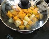 A picture of step 2 of Yellow pumpkin curry.