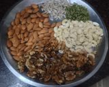 आटा गोंद ड्राई फ्रूट्स के लड्डू रेसिपी चरण 3 फोटो