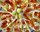 Foto del paso 3 de la receta: Barquitas de endivias con salmón marinado, queso y pistachos