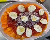 Une image de l'étape 8 de Salade de tomates bicolores à l’oignon rouge et mozzarella.