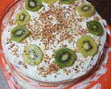 Foto del paso 7 de la receta: Tarta de mousse con kiwi y almendras