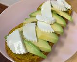 Foto del paso 1 de la receta Pan de cúrcuma y nueces con aguacate, queso fresco y pavo