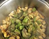 Foto del paso 5 de la receta Arroz caldoso con alcachofas, ajos tiernos y pollo