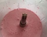 Foto langkah ke 3 dari resep Milky Shake Strawberry.