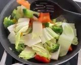A picture of step 1 of Stir Fried Veggies With Oysters sauce.