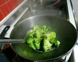 Foto del passaggio 2 della ricetta Tortiglioni broccoli croccanti, crema di broccoli e salsiccia