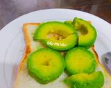 Hình bước làm 3 của món Bánh mì sanwich trứng ốp la bơ trái