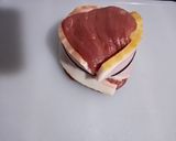 Foto del paso 3 de la receta: Medallón de res alvarado en salsa de vino tinto