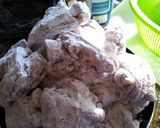 Foto del paso 4 de la receta: Patitas de puerco capeadas en salsa roja