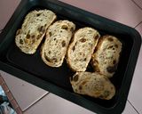 Gambar langkah 1 resipi Simple avocado toast.