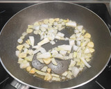 Foto del paso 2 de la receta: Bonito encebollado con langostinos y patatas