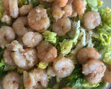 Foto del paso 6 de la receta: Ensalada de gulas con gambas al ajillo