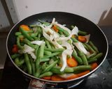 Hình bước làm 2 của món Đậu que cà rốt xào nấm