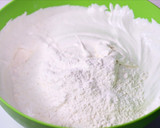 Foto langkah ke 2 dari resep Flowers Cake of Putu Ayu.