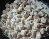 Foto del paso 9 de la receta: Dados de pollo con crema de verdeo y papas