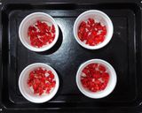 Foto langkah ke 3 dari resep Fresh Strawberry Yogurt Brulee.