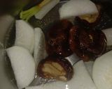 รูปขั้นตอนการทำที่ 3 ของ ต้มจืดเห็ดหอมใส่ฟองเต้าหู้ม้วนทอด (Clear Soup with Shiitake Mushrooms and Fried Bean Curd Roll)