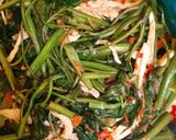 Foto langkah ke 7 dari resep Oseng Kangkung Ayam Suwir.