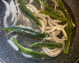 Foto del paso 5 de la receta: Pechuga de pollo en salsa con patatas a lo pobre