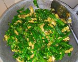 Foto langkah ke 5 dari resep Tumis bunga genjer dengan tempe.
