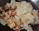 Foto langkah ke 4 dari resep Tumis Kikil Terong Tahu Cabe Hijau.