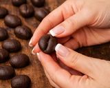 Foto del passaggio 4 della ricetta Chicchi di caffè al cioccolato
