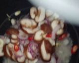Gambar langkah 3 resipi Chicken and Mushroom Rice Cooker.