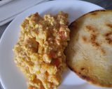 Foto del paso 7 de la receta: Huevos🍳🥰 pericos🫓 con arepa🧈🍅🧅