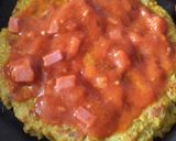 Foto del paso 5 de la receta: "Pizza" con base de coliflor al sartén de salchicha, queso y tomate🧀🍅🥫🍕