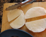 Foto del paso 1 de la receta: Fuente de queso a la plancha con tomates negros