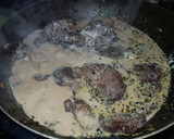 Foto del paso 2 de la receta: Bifecitos de bondiola a la crema de romero y pimienta