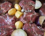 Foto del paso 5 de la receta: Bondiola al horno con papas berenjenas y una rica ensalada