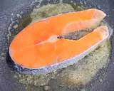 สเต๊กปลาแซลมอน เสิร์ฟพร้อมซอสซาวครีมและสลัด วิธีทำสูตร 3 รูป