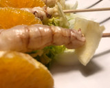 Foto del paso 7 de la receta: Pincho de ceviche de pescado, mejillones y gambones, sobre cama de verduras crudas y frutas