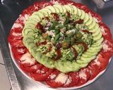 Une image de l'étape 7 de Salade composée aux tomates, concombre, courgette, olives, poivron, basilic et parmesan.