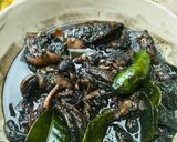 Foto langkah ke 3 dari resep Oseng Cumi Tinta Hitam.