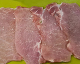 Foto del paso 2 de la receta: Rollitos de lomo a los dos jamones en salsa de setas