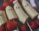 Foto del paso 2 de la receta: Plátanos navideños con fresas frambuesas y nubes