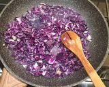 Foto del passaggio 2 della ricetta Risotto con cavolo viola, gorgonzola e noci