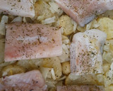 Foto del paso 2 de la receta: Merluza al horno sobre cama de panaderas y cebolla