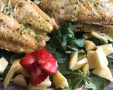 Foto del paso 4 de la receta: Salmón con ensalada de rúcula, canónigos,manzana 🍎 y fresón