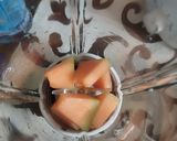 Foto langkah ke 2 dari resep Jus Melon Susu Kedelai.