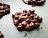 Foto del passaggio 4 della ricetta Nocciole ricoperte di cioccolato