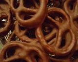 Une image de l'étape 2 de Bretzels aux 2 chocolats.