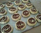 Foto langkah ke 2 dari resep Cinnamon roll with chocolate filling and cheese cream frosting.