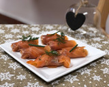 Foto del paso 2 de la receta: Canapés de Navidad: rollitos de salmón ahumado con un guacamole muy rico!